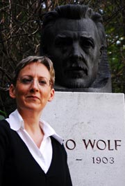Beim Hugo Wolf Denkmal im Meran-Park in Graz